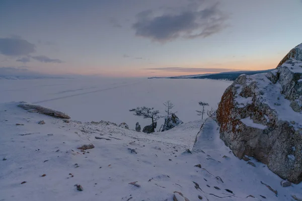 夕阳中的 Shamanka 岩与冰冻贝加尔湖 — 图库照片