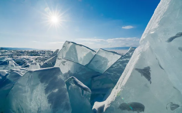 Vista sobre e através de gelo em campos congelados do Lago Baikal — Fotografia de Stock