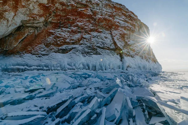 Vista sobre y a través del hielo en los campos congelados del lago Baikal y rocas — Foto de Stock