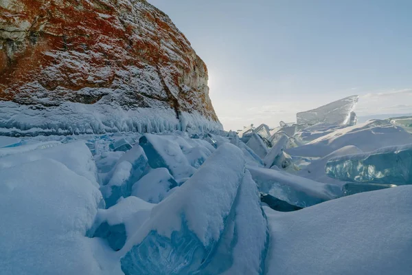 Vista sobre e através de gelo em campos congelados do Lago Baikal e rochas — Fotografia de Stock