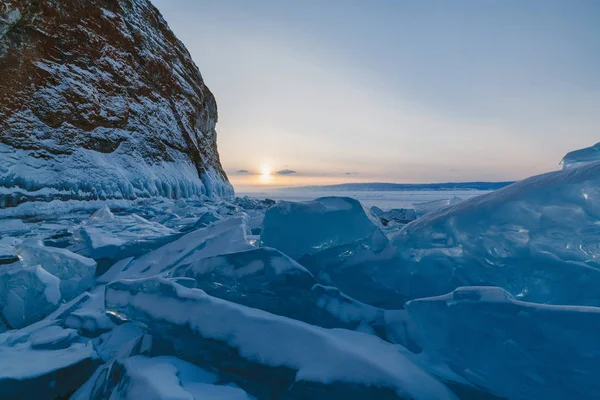 在贝加尔湖和岩石的冰冻场上查看和通过冰 — 图库照片