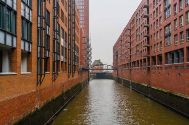 Hamburg liman şehir merkezinde bir kasvetli ve soğuk kış günü