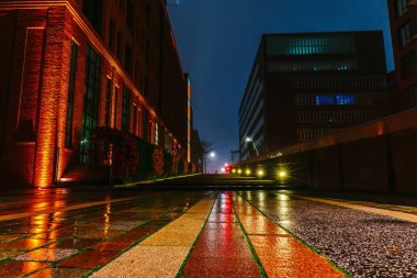 Hamburg liman ortasına darı sokaklarda akşam ve gece çizimler