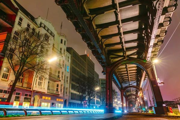 Hamburg liman ortasına darı sokaklarda akşam ve gece çizimler