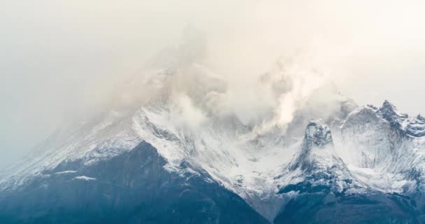Nuvens e tempo em rápida mudança em Torres del Paine — Vídeo de Stock