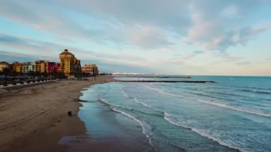 Yukarıdan Valencia yakınındaki Akdeniz kıyısında günbatımı sırasında görüntülemek