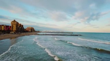 Yukarıdan Valencia yakınındaki Akdeniz kıyısında günbatımı sırasında görüntülemek