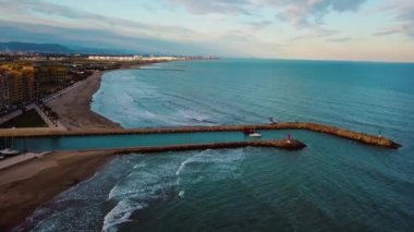 Yukarıdan küçük yatta Valencia yakınındaki Akdeniz kıyısında günbatımı sırasında görüntülemek