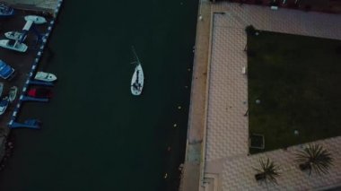 Yukarıdan küçük yatta Valencia yakınındaki Akdeniz kıyısında günbatımı sırasında görüntülemek