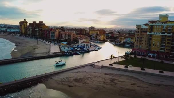 Zobacz z góry na mały jacht podczas zachodu słońca na wybrzeżu Morza Śródziemnego w pobliżu Valencia — Wideo stockowe