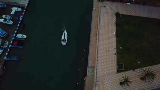 Visa från ovan på små yacht under solnedgången på Medelhavet kusten nära Valencia — Stockvideo