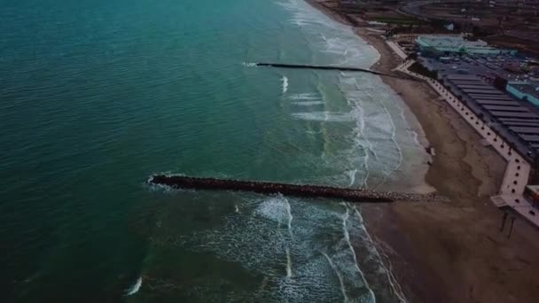 バレンシア近くの地中海の海岸の日没時に上からの眺め — ストック動画