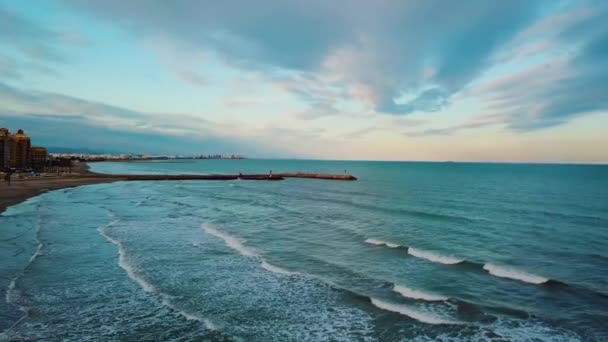 Vue d'en haut pendant le coucher du soleil sur la côte méditerranéenne près de Valence — Video