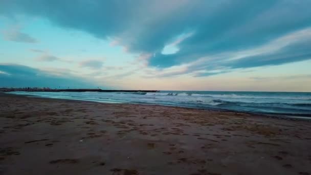 Bekijk van bovenaf tijdens zonsondergang op de kust van de Middellandse Zee in de buurt van Valencia — Stockvideo