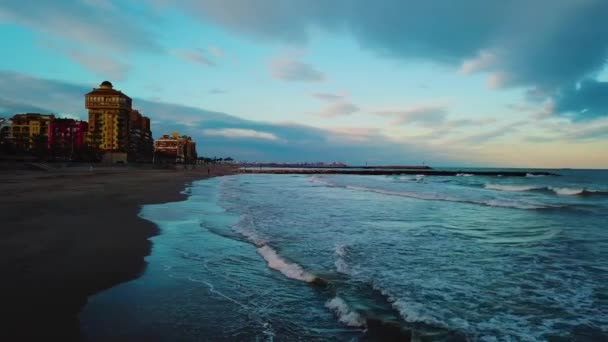 Bekijk van bovenaf tijdens zonsondergang op de kust van de Middellandse Zee in de buurt van Valencia — Stockvideo