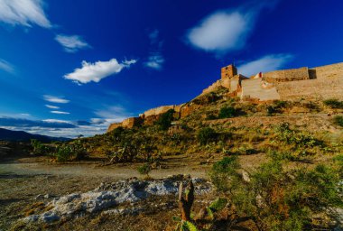 Güneşli gün ve bulutlu gün batımı sırasında kale Sagunto görüntülemek