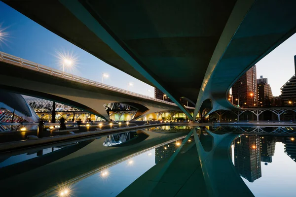 Riflessioni in acqua dopo il tramonto nella città dell'arte e della scienza. Valencia, Spagna — Foto Stock