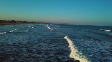 Dron günbatımı sırasında görünümlerinden Valencia Malvarrosa Beach