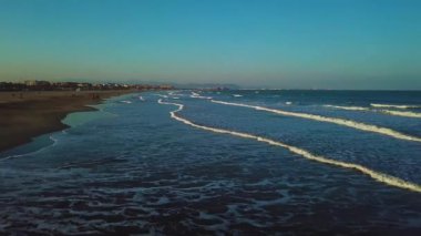 Dron günbatımı sırasında görünümlerinden Valencia Malvarrosa Beach