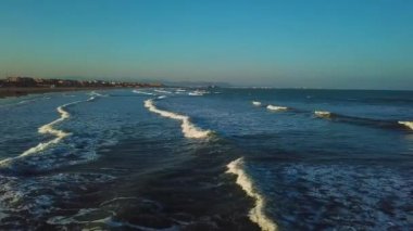 Dron günbatımı sırasında görünümlerinden Valencia Malvarrosa Beach