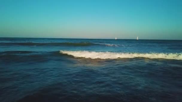 Uitzicht vanaf de drone tijdens zonsondergang op Strand Malvarrosa in Valencia — Stockvideo