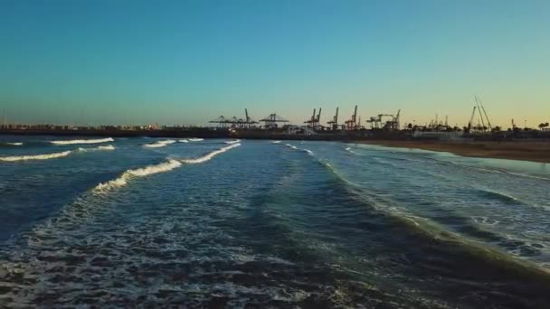 Vistas de drone durante o pôr do sol na praia Malvarrosa em Valencia — Vídeo de Stock