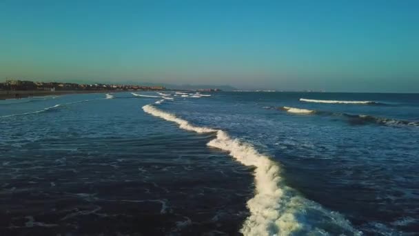 Vue du drone pendant le coucher du soleil sur la plage Malvarrosa à Valence — Video
