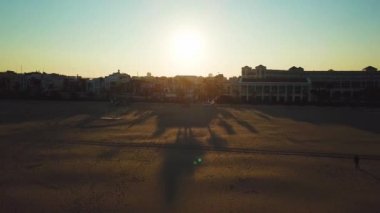 Dron günbatımı sırasında görünümlerinden Valencia Malvarrosa Beach