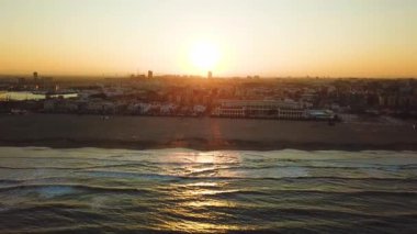 Dron günbatımı sırasında görünümlerinden Valencia Malvarrosa Beach