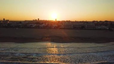 Dron günbatımı sırasında görünümlerinden Valencia Malvarrosa Beach