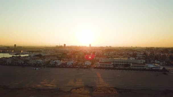 Utsikt från drone under solnedgången på stranden Malvarossa i Valencia — Stockvideo