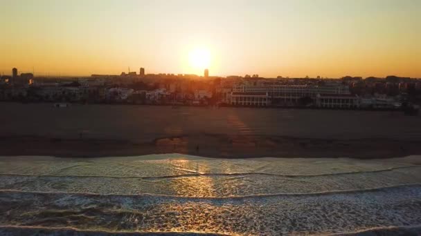 Pohledy z dron při západu slunce na Pláž Malvarrosa ve Valencii — Stock video
