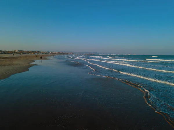 Uitzicht vanaf de drone tijdens zonsondergang op Strand Malvarrosa in Valencia — Stockfoto