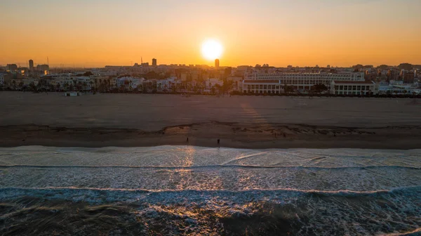 Dron günbatımı sırasında görünümlerinden Valencia Malvarrosa Beach