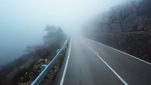 Vistas místicas de la carretera en una densa niebla en las montañas de la Península Ibérica — Vídeos de Stock