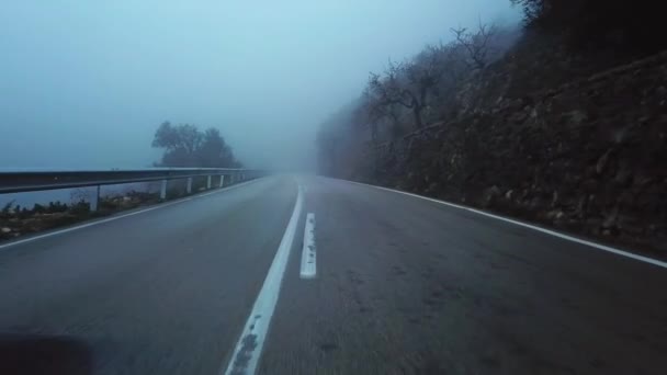 Mystische Ansichten der Straße im dichten Nebel in den Bergen der iberischen Halbinsel — Stockvideo
