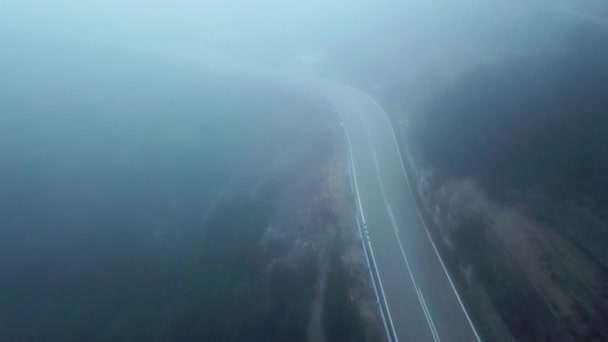 Vistas místicas de la carretera en una densa niebla en las montañas de la Península Ibérica — Vídeos de Stock