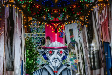 Valencia, İspanya 2018 Fallas Festivali zaman aşımına uğradı aydınlatma ile akşam sokak görünümü