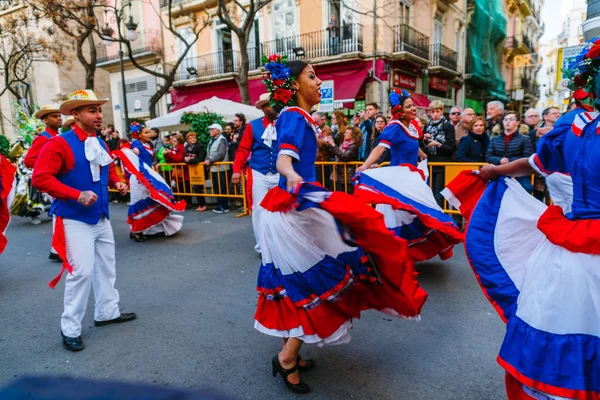 Procesión festiva en el centro de la ciudad durante las fiestas de Fallas en Valencia en 2018 — Foto de Stock
