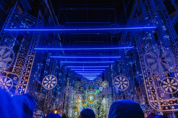 Valencia, İspanya 2018 Fallas Festivali zaman aşımına uğradı aydınlatma ile akşam sokak görünümü