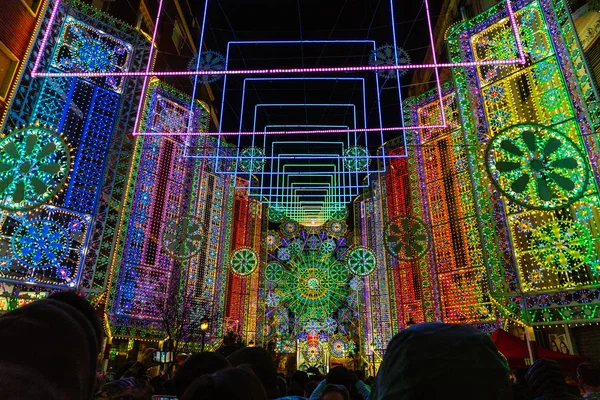 Valencia, İspanya 2018 Fallas Festivali zaman aşımına uğradı aydınlatma ile akşam sokak görünümü