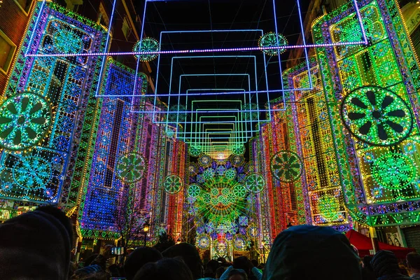 Valencia, İspanya 2018 Fallas Festivali zaman aşımına uğradı aydınlatma ile akşam sokak görünümü