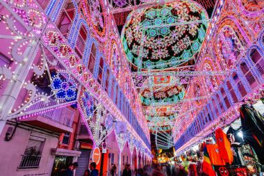 Valencia, İspanya 2018, alan Malvarrosa Fallas Festivali zaman aşımına uğradı aydınlatma ile akşam sokak görünümü