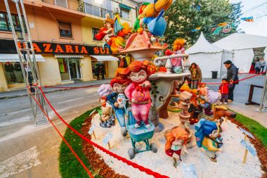 Valencia, İspanya, 15 Mart 2018. Fallas Ulusal Festival. Falla alanında Benimaclet