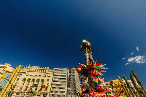 Falla v centru města během národní Festival Fallas. Valencia, Španělsko, 16 března 2018 — Stock fotografie