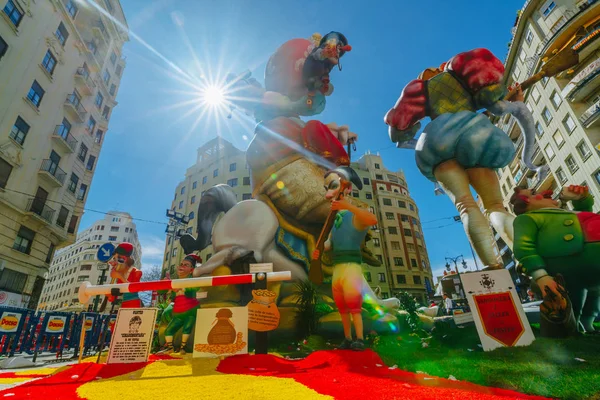 Falla v centru města během národní Festival Fallas. Valencia, Španělsko, 16 března 2018 — Stock fotografie