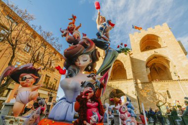 Falla Fallas Ulusal Festivali sırasında şehir merkezinde. Valencia, İspanya, 16 Mart 2018