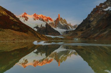 Cerro Torro dağ ve göl gündoğumu sırasında Los Glaciares Milli Parkı içinde doruklarına görünümünü. Patagonia, Arjantin tarafı sonbaharda