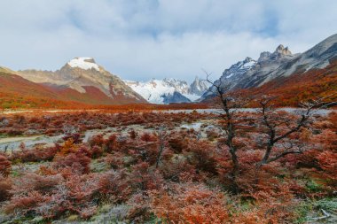 Cerro Torro dağ ve göl gündoğumu sırasında Los Glaciares Milli Parkı içinde doruklarına görünümünü. Patagonia, Arjantin tarafı sonbaharda