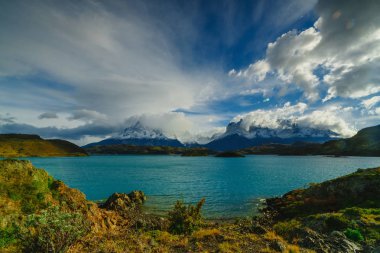 Torres dağlar Torres del Peine Milli Parkı'nda gündoğumu sırasında görünümünü. Patagonia, Şili yan sonbaharda